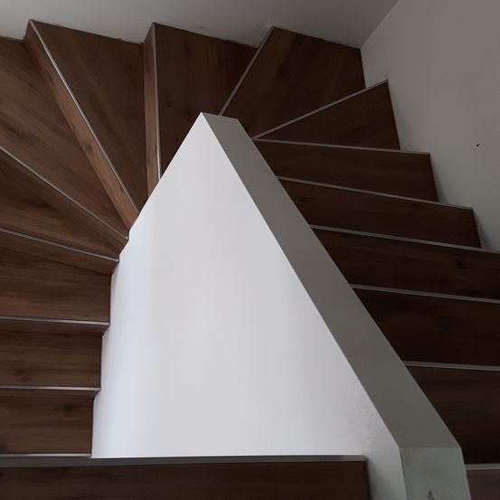 Bild enthält, Wood, Hardwood, House, Housing, Staircase, Indoors, Interior Design, Stained Wood, Handrail, Person