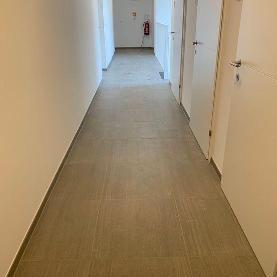 Bild enthält, Floor, Flooring, Indoors, Hallway