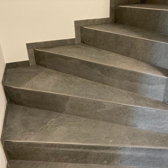 Bild enthält, Architecture, Building, House, Housing, Staircase, Floor, Wood, Flooring