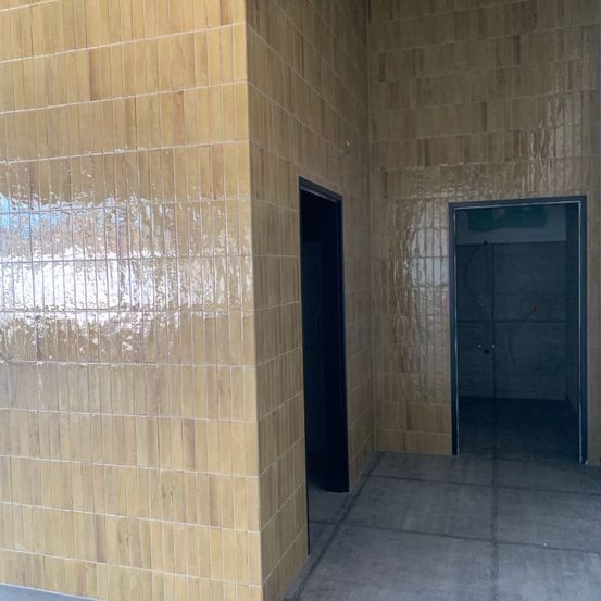 Bild enthält, Floor, Indoors, Interior Design, Flooring, Architecture, Building, Tile