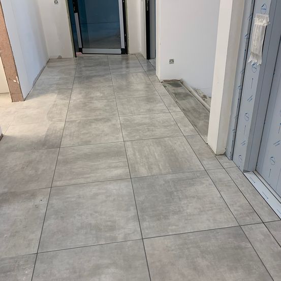 Bild enthält, Floor, Flooring, Architecture, Building