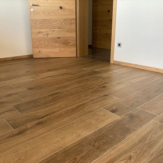 Bild enthält, Floor, Indoors, Interior Design, Wood, Hardwood, Flooring, Stained Wood