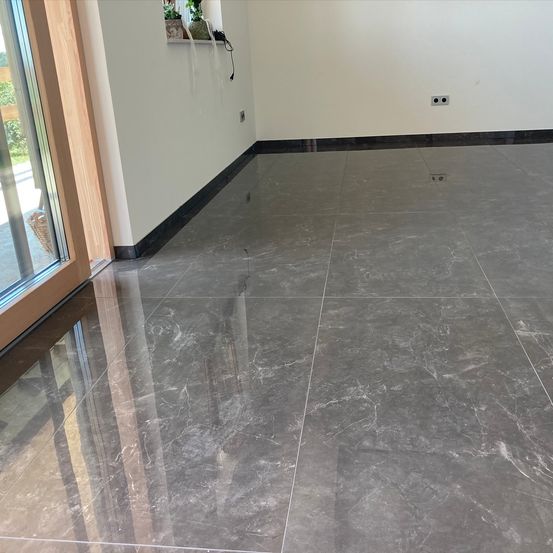 Bild enthält, Floor, Flooring, Architecture, Building, Plant