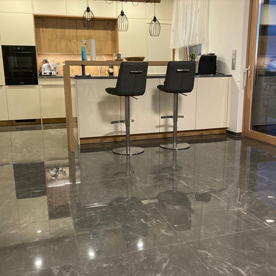 Bild enthält, Floor, Flooring, Chair, Furniture, Architecture, Building