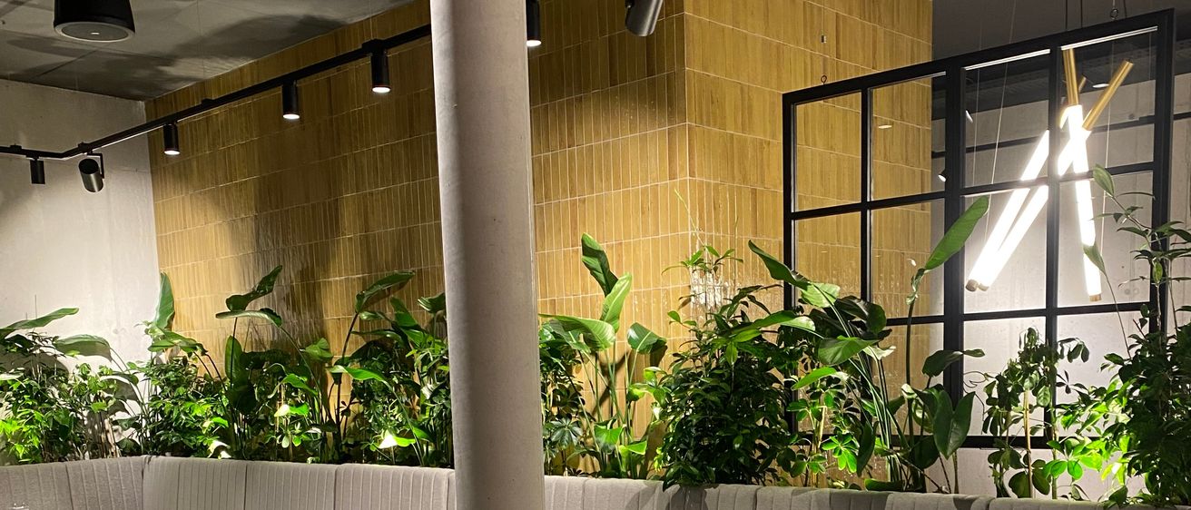 Bild enthält, Indoors, Architecture, Building, Furniture, Lounge, Chair, Restaurant, Cafeteria, Interior Design, Dining Table