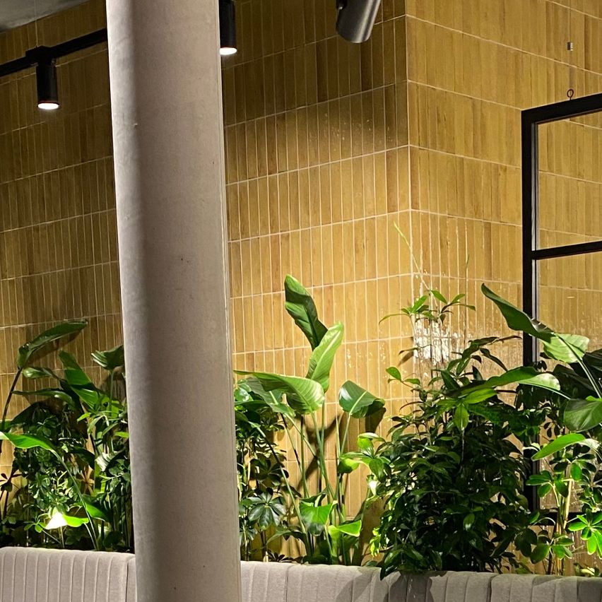 Bild enthält, Indoors, Architecture, Building, Furniture, Lounge, Chair, Restaurant, Cafeteria, Interior Design, Dining Table