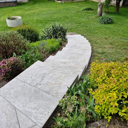 Bild enthält, Path, Walkway, Backyard, Yard, Sidewalk, Grass, Herbal, Flagstone, Vegetation, Garden