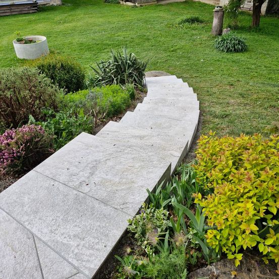 Bild enthält, Path, Walkway, Backyard, Yard, Sidewalk, Grass, Herbal, Flagstone, Vegetation, Garden