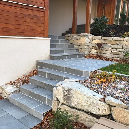 Bild enthält, Building, House, Housing, Staircase, Floor, Path, Walkway, Patio, Backyard, Yard