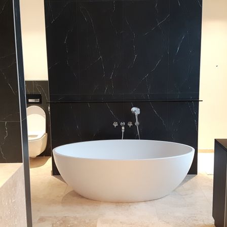 Bild enthält, Basin, Bathing, Bathtub, Tub, Indoors, Room, Toilet, Blackboard, Sink, Sink Faucet