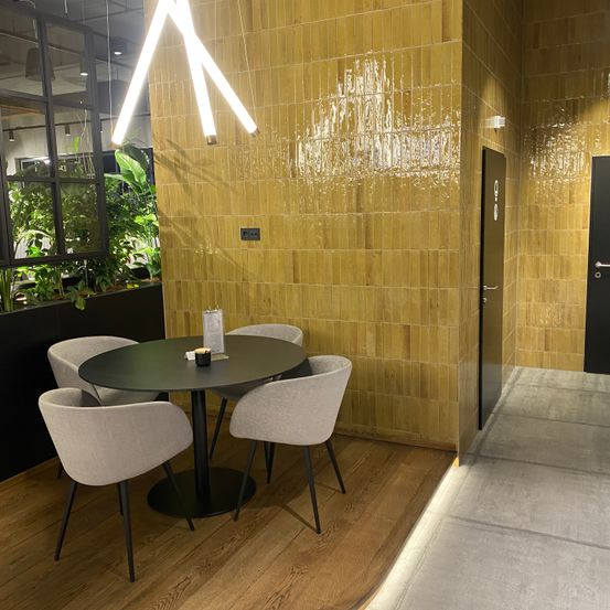 Bild enthält, Indoors, Interior Design, Floor, Chair, Furniture, Table, Building, Foyer, Dining Table, Dining Room