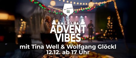 Das Bild zeigt ein Weinglas mit Wein und einen Teller mit Essen auf einem Tisch. Im Hintergrund sind Weihnachtsdekorationen und eine verschwommene Figur zu sehen. Der Text lautet 'ADVENT VIBES' und enthält Datum und Uhrzeit für eine Veranstaltung.