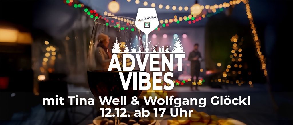 Das Bild zeigt ein Weinglas mit Wein und einen Teller mit Essen auf einem Tisch. Im Hintergrund sind Weihnachtsdekorationen und eine verschwommene Figur zu sehen. Der Text lautet 'ADVENT VIBES' und enthält Datum und Uhrzeit für eine Veranstaltung.