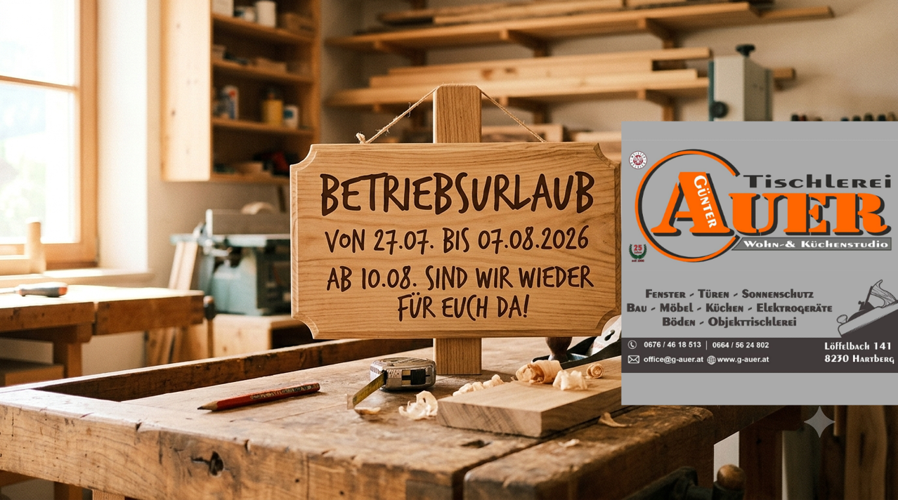 Ein Holzschild verkündet die Schließung eines Unternehmens vom 27.07. bis 07.08.2026 mit einer Rückkehr am 10.08. Das Schild steht auf einer Holzwerkbank mit Werkzeug.