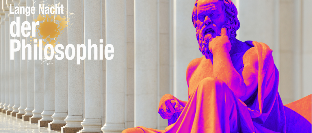 Eine Statue eines bärtigen Mannes, in Lila bemalt, sitzt auf einem Sockel mit der Hand am Kinn. Dahinter steht eine Reihe weißer Säulen. Das Wort 'Sophie' ist prominent in weißer Schrift angezeigt.