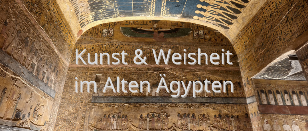 Innenansicht eines altägyptischen Grabes mit Hieroglypheninschriften und einer großen Vogelfigur an der Decke.