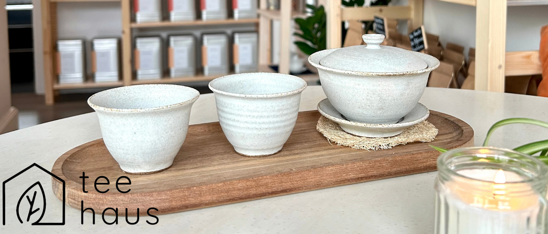 Bild enthält, Shelf, Bowl, Pottery, Interior Design, Cup, Furniture, Table, Tabletop, Porcelain, Jar