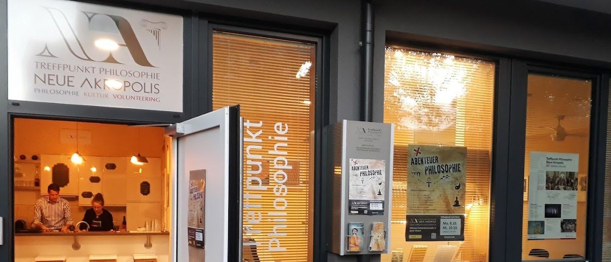 Bild enthält, Cafe, Indoors, Restaurant, Person, Floor, Chair, Furniture, Lamp, Shop