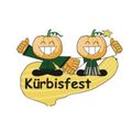 Zwei Kürbisse in grüner Kleidung geben sich die Hand über einem gelben Kürbis. Darunter steht das Wort 'Kürbisfest'.