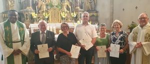 Bild enthält, Adult, Male, Man, Person, Female, Woman, Face, Footwear, Shoe, Altar