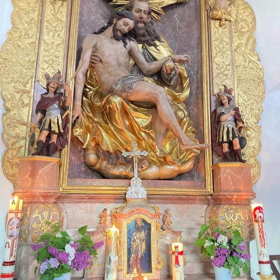 Bild enthält, Altar, Building, Church, Prayer, Person, Baby, Face, Head, Plant, Candle