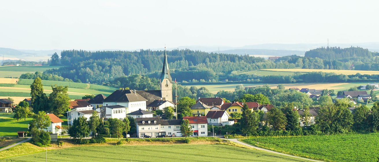Bild enthält, Nature, Outdoors, Countryside, Rural, Architecture, Building, Farm, Village, Aerial View
