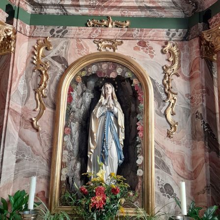 Bild enthält, Flower, Flower Arrangement, Plant, Altar, Prayer, Flower Bouquet, Person, Baby, Candle, Face