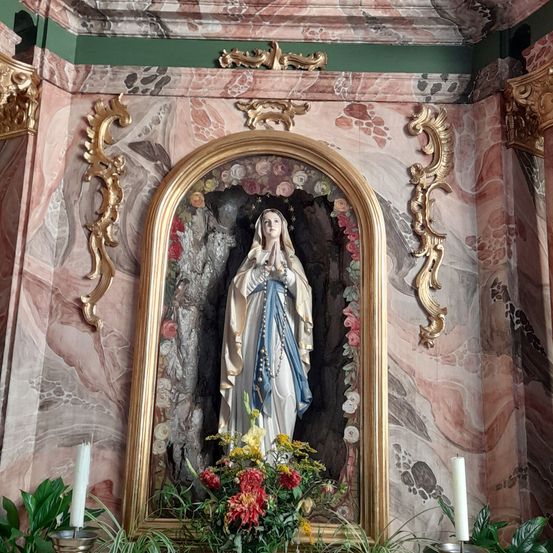 Bild enthält, Flower, Flower Arrangement, Plant, Altar, Prayer, Flower Bouquet, Person, Baby, Candle, Face