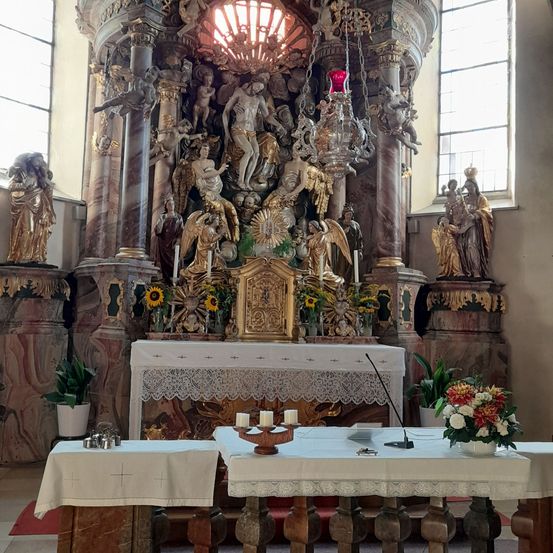 Bild enthält, Altar, Architecture, Building, Church, Prayer, Person, Candle, Indoors, Plant