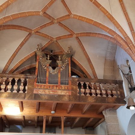 Bild enthält, Altar, Architecture, Building, Church, Prayer, Vault Ceiling, Indoors, Cross, Symbol