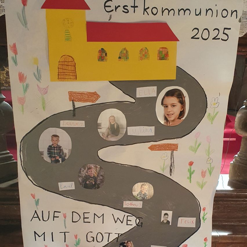 Ein handgemachtes Poster zeigt einen Weg, der zu einer Kirche führt, mit Namen und Fotos von Kindern entlang des Pfades. Der Plakattext lautet 'Erstkommunion 2025' und 'Auf dem Weg mit Gott', was eine Reise mit Gott symbolisiert.