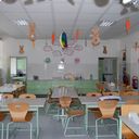 Bild enthält, Cafeteria, Indoors, Restaurant, Chair, Furniture, Building, School, Classroom, Mobile Phone, Desk