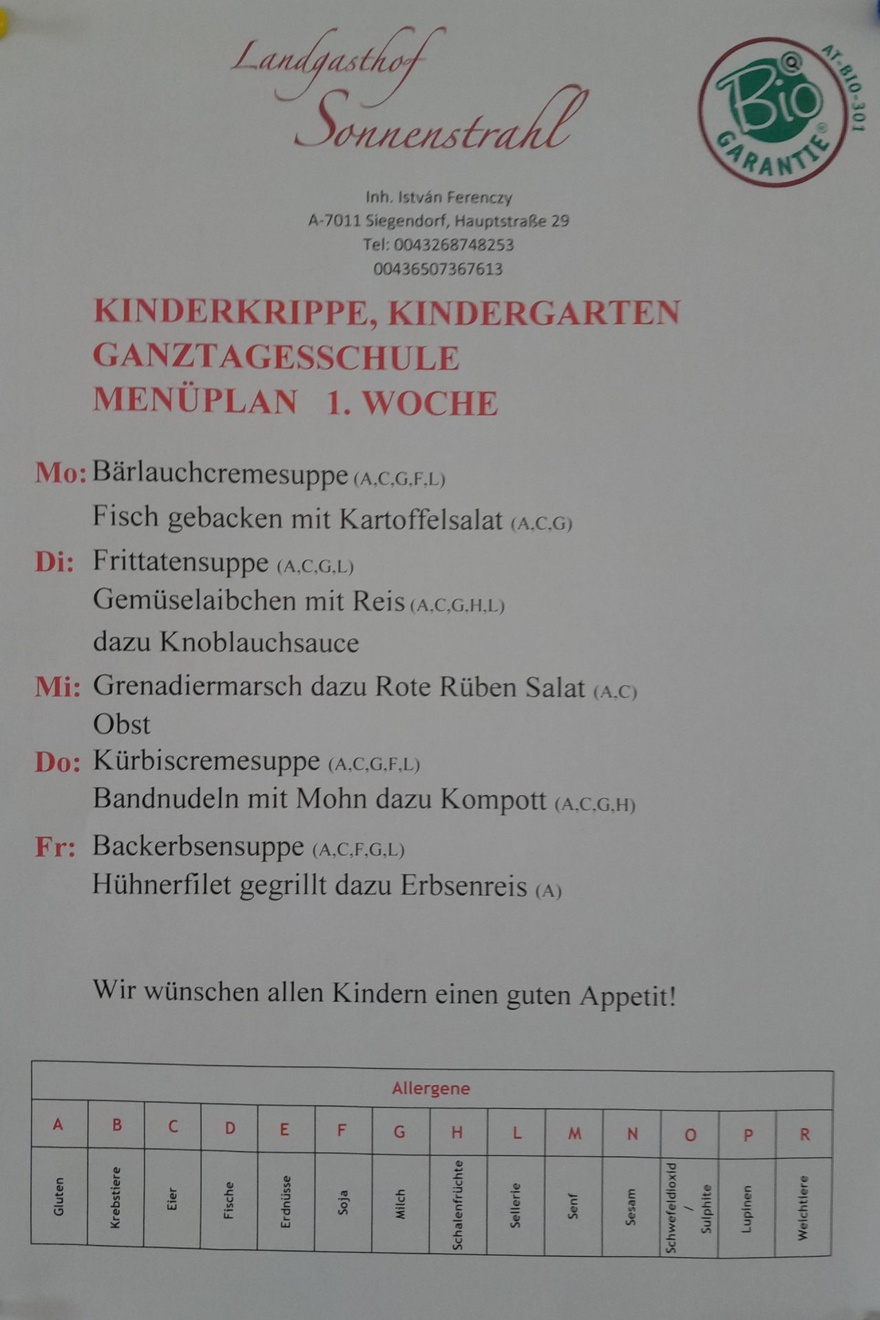 Ein Dokument von Kinderkrippe, Kindergarten Ganztagesschule. Es präsentiert den Speiseplan für die erste Woche. Die aufgeführten Mahlzeiten umfassen: Montag - Bärlauchcremesuppe und gebackener Fisch mit Kartoffelsalat. Dienstag - Frittata-Suppe, Gemüsereis mit Sauerkrautsauce. Mittwoch - Grenadiermarsch mit Rote-Bete-Salat und Obst. Donnerstag - Kürbiscremesuppe, Bandnudeln mit Mohn und Kompott. Freitag - Hühnerfiletsuppe, gegrilltes Hühnerfilet mit Erbsenreis. Sie wünschen allen Kindern einen guten Appetit.