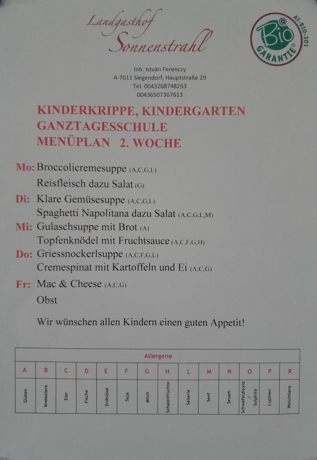 Wöchentlicher Menüplan für Kinderkrippe, Kindergarten Ganztagesschule. Woche 2: Mo: Brokkolicremesuppe mit Reis und Salat. Di: Klare Gemüsesuppe mit Spaghetti und Salat. Mi: Gulaschsuppe mit Brot und Topfenknödeln mit Fruchtsauce. Do: Grießnockerlsuppe mit Cremespinat und Kartoffeln und Eiern. Fr: Mac & Cheese und Obst.