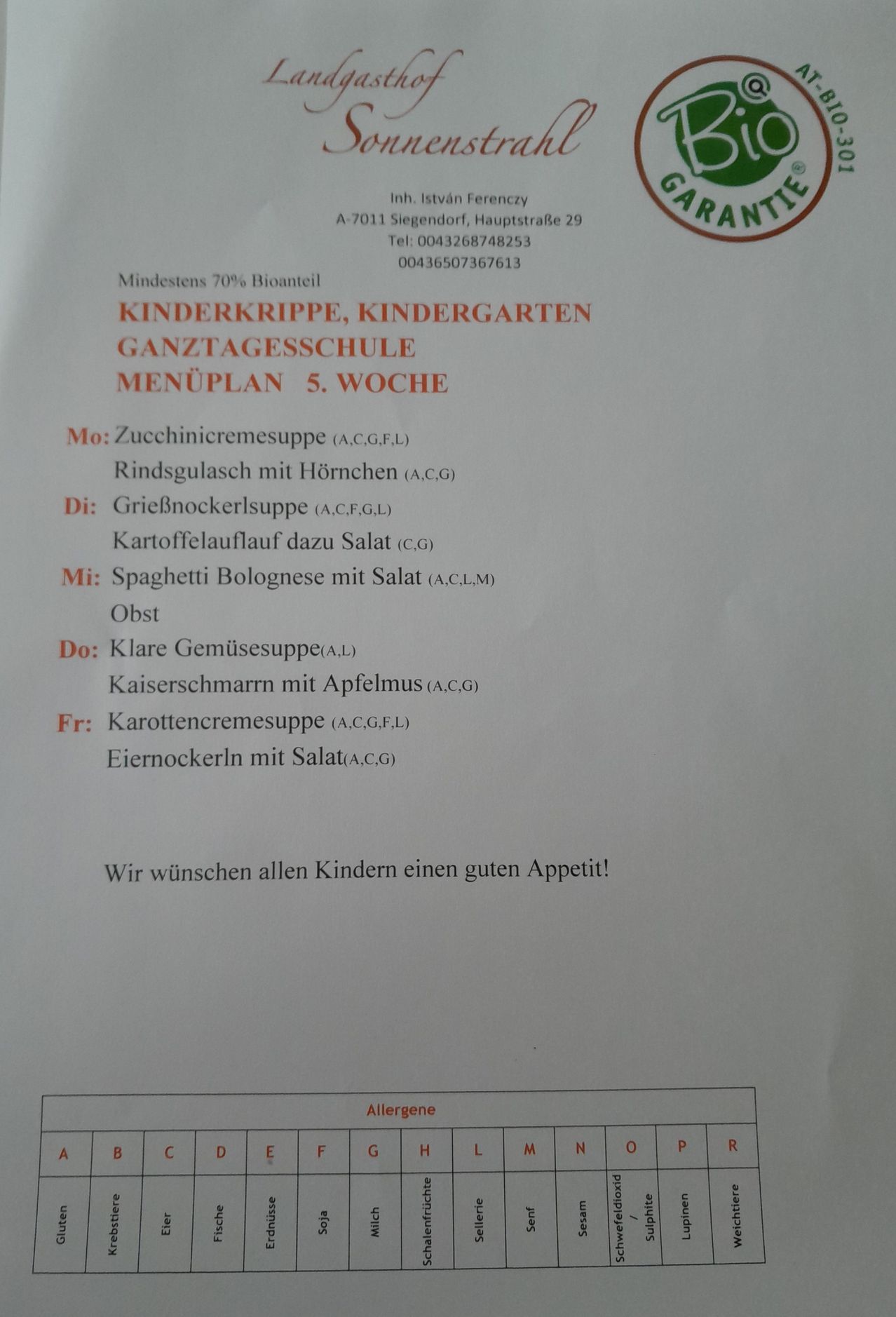 Menüplan für Kinderkrippe, Kindergarten und Ganztagesschule für Woche 5. Mindestens 70% Bioanteil. Montag: Zucchinicremesuppe. Dienstag: Rindergulasch mit Hörnchen. Mittwoch: Spaghetti Bolognese. Donnerstag: Klare Gemüsesuppe. Freitag: Karottencremesuppe.