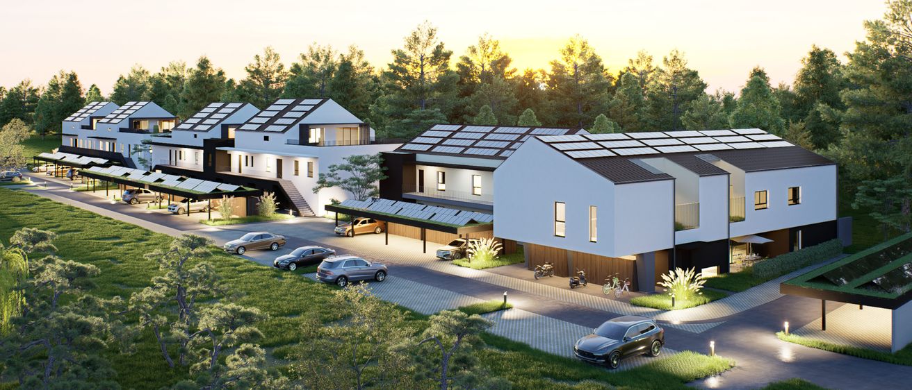 Eine Vogelperspektive auf eine moderne Wohnsiedlung mit Solarpanelen auf den Dächern von drei Häusern. Im Vordergrund führt eine Einfahrt zu einem Carport, wo mehrere Autos geparkt sind. Der Hintergrund zeigt einen Sonnenuntergang mit üppigem Baumbestand.