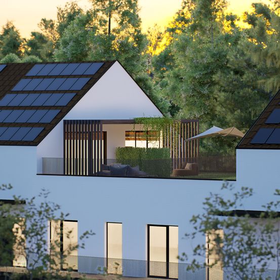 Ein modernes Haus mit Solarpanelen auf dem Dach und einem Balkon mit einem Schirm.
