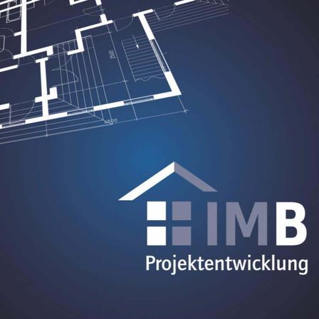 Blauer Hintergrund mit dem Firmenlogo IMB Projektentwicklung und einer überlagerten Architekturskizze, die Design und Konstruktion symbolisiert.