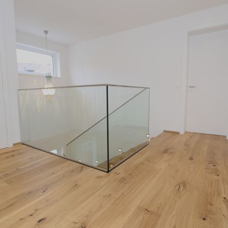 Ein leerer Raum mit einer Glastreppe. Der Raum hat weiße Wände, Holzboden und ein Fenster. Eine Lampe hängt von der Decke.