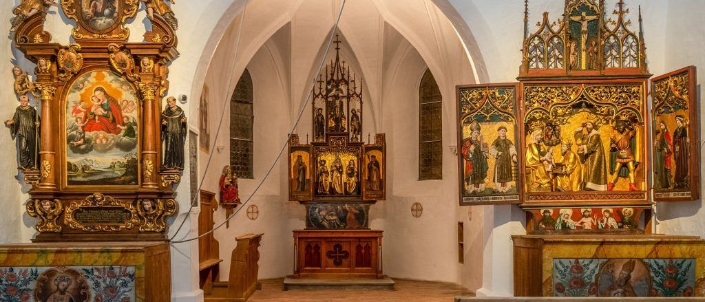 Bild enthält, Altar, Architecture, Building, Church, Prayer, Indoors, Chapel, Person
