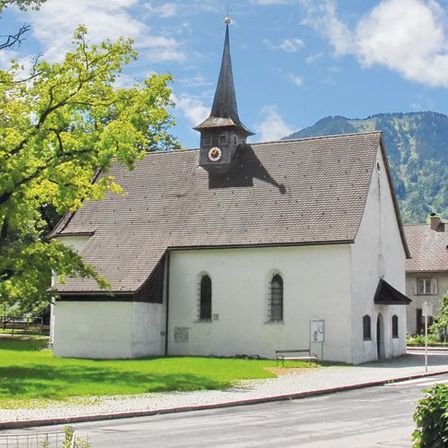 Bild enthält, Architecture, Building, Spire, Tower, Grass, Arch, Gothic Arch, Outdoors, Housing, Bench