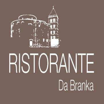 Das Logo des Restaurants Da Branka zeigt einen braunen Hintergrund mit einer stilisierten Abbildung eines Glockenturms und eines runden Gebäudes, die Worte 'Ristorante Da Branka' in weiß geschrieben.