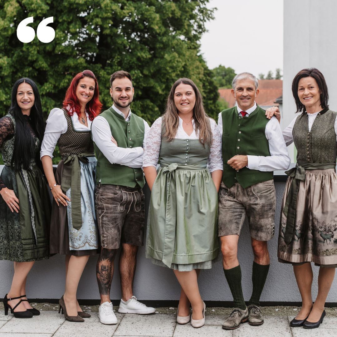 Bild enthält, Groupshot, Person, Adult, Female, Woman, Male, Man, Shorts, Tattoo, Coat