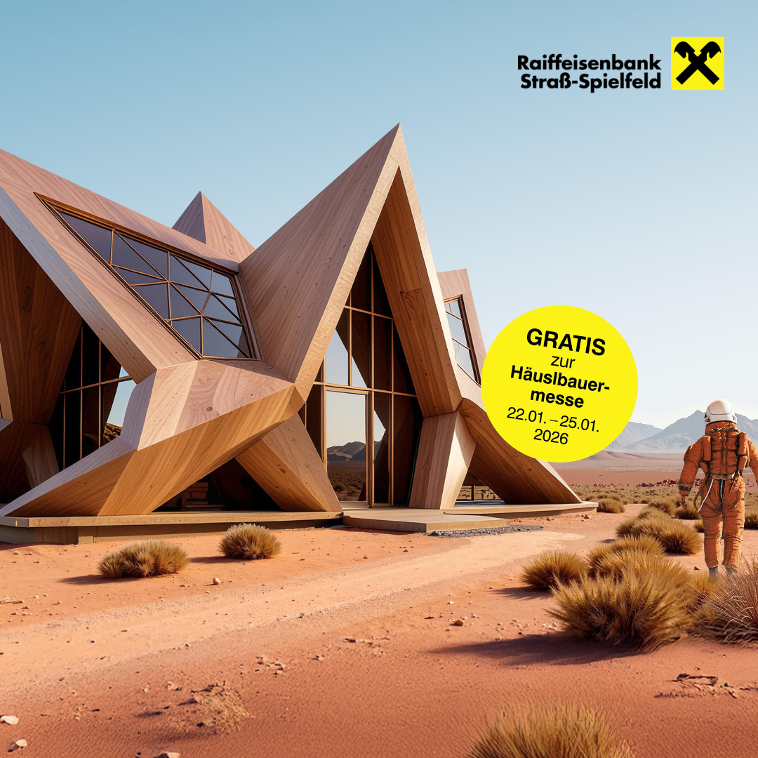 Ein Gebäude mit geometrischem Design aus Holz steht in der Wüste. Ein Astronaut nähert sich dem Gebäude. Es gibt einen gelben Kreis mit Text über eine kostenlose Hausmesse.