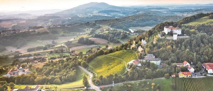 Bild enthält, Outdoors, Nature, Countryside, Rural, Building, Landscape, Aerial View, Scenery, Farm, Village