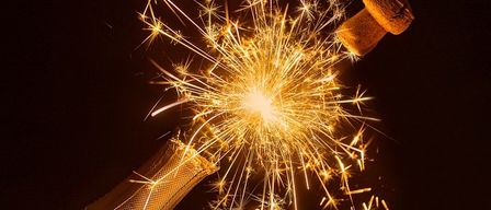 Bild enthält, Fireworks, Chandelier, Lamp, Outdoors