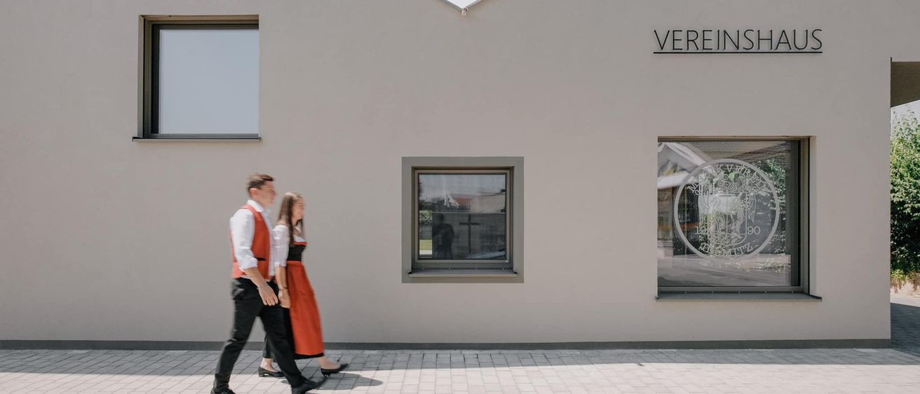 Bild enthält, Adult, Male, Man, Person, Building, Outdoors, Shelter, Romantic, Footwear, Shoe