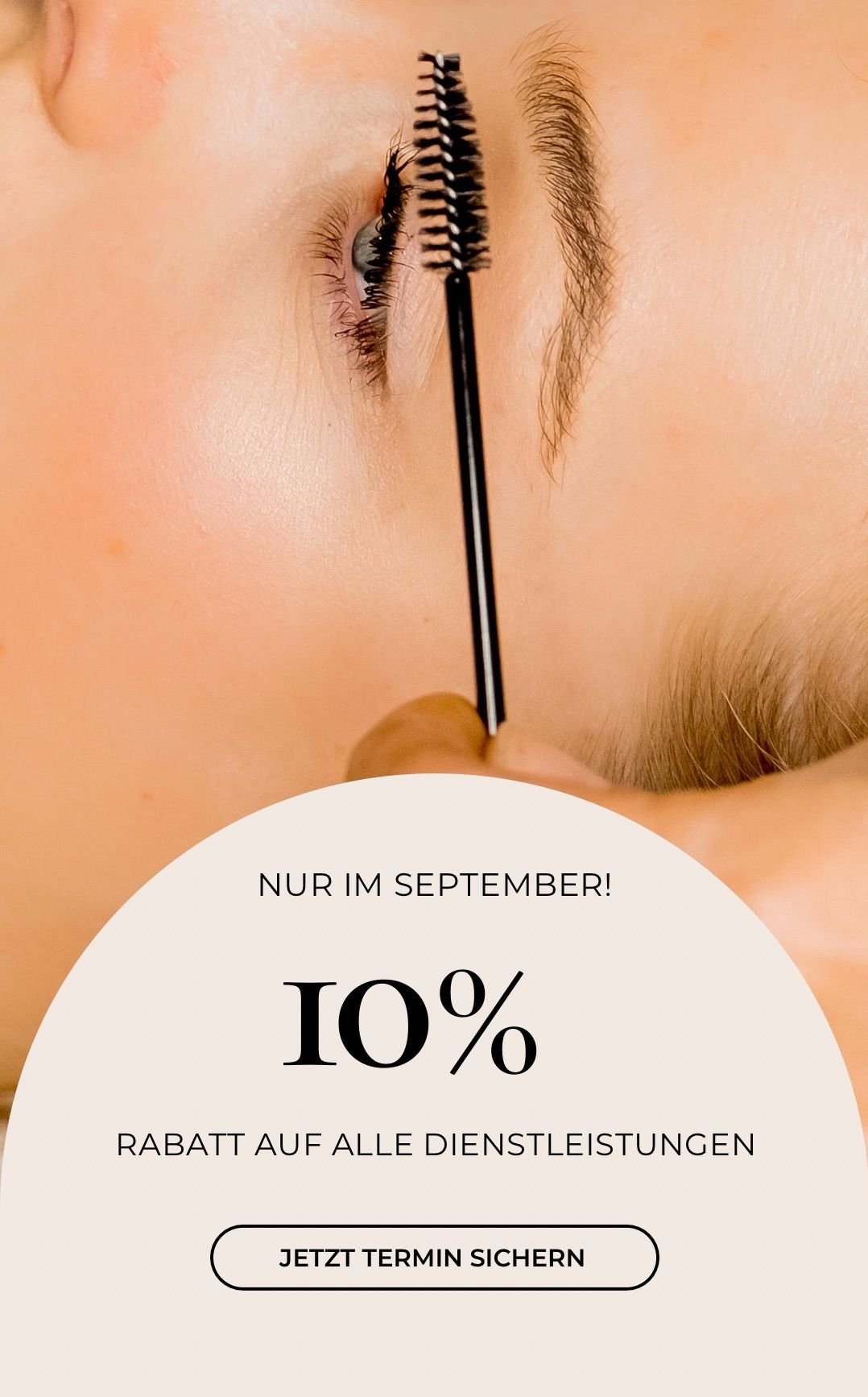 Ein Nahaufnahme des Gesichts einer Frau mit einer schwarzen Augenbrauenpinzette, die Pinzette in ihrem Auge. Das Bild hat einen weißen Kreis mit dem Text 'Nur im September! 10%'.