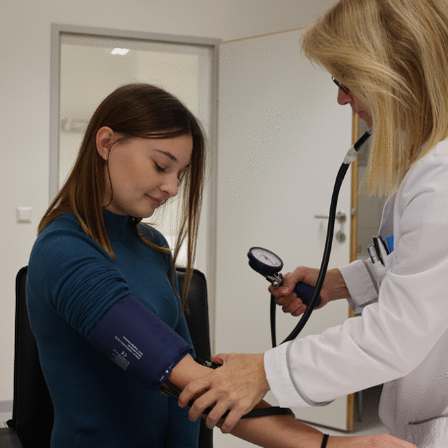 Bild enthält, Adult, Female, Person, Woman, Hospital, Stethoscope, Coat, Lab Coat, Face, Head