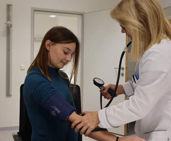 Bild enthält, Adult, Female, Person, Woman, Hospital, Stethoscope, Coat, Lab Coat, Face, Head